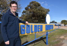 Gate shutting at Golden North Laura
